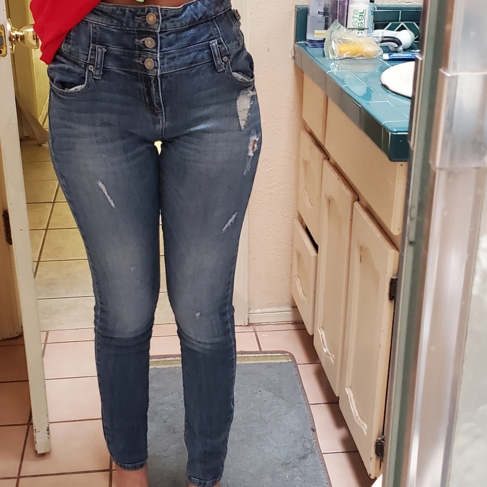 High-waisted jeans